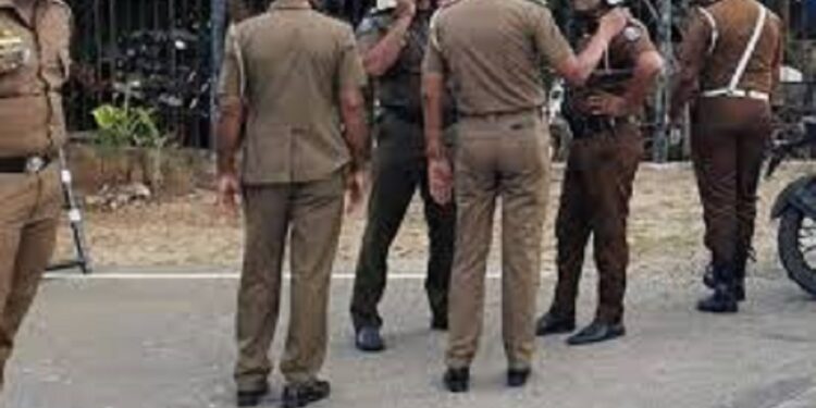 வாகனம் மீது காவல்துறையினர் துப்பாக்கிச்சூடு!