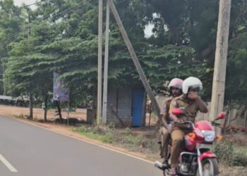 யாழில் கைபேசியில் உரையாடியவாறு மோட்டார் சைக்கிள் செலுத்தும் காவல்துறையினர் !