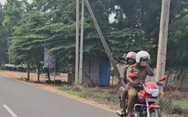 யாழில் கைபேசியில் உரையாடியவாறு மோட்டார் சைக்கிள் செலுத்தும் காவல்துறையினர் !