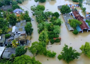 தமிழர் பகுதியில் நீர்த் தாங்கியிலிருந்து சிவப்பு கொடியுடன் உதவி கோரிய குடும்பம் ; தேடும் வான்படை