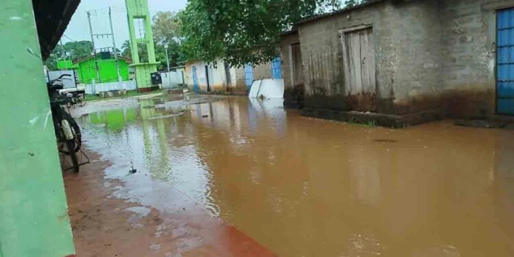 வெள்ளத்தில் மிதக்கும் பளை பொதுச் சந்தை!