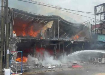 வவுனியாவில் தீக்கிரையான விற்பனை நிலையம்!