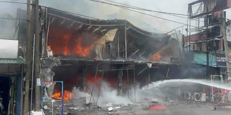 வவுனியாவில் தீக்கிரையான விற்பனை நிலையம்!