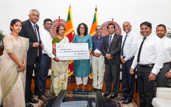 பிரதமரிடம் 250 மில்லியன் ரூபாய் பணத்தை கையளித்த சந்திரிகா…!