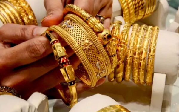 பல மில்லியன் ரூபா தங்கத்தினால் காதலிக்கு அதிர்ச்சி கொடுத்த காதலன்