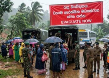 மண்சரிவு சிவப்பு எச்சரிக்கை: 4 மாவட்டங்களில் மக்கள் வெளியேற்றம்!