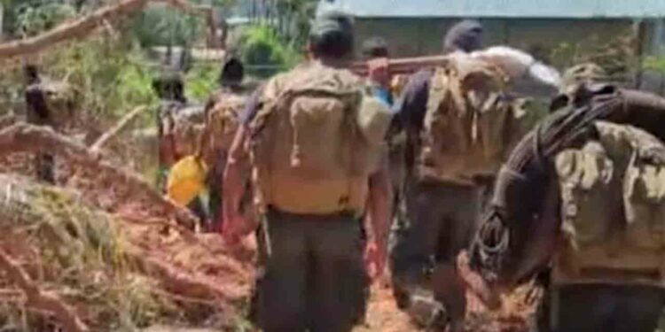 மீட்பு பணிகளை தொடரும் முப்படையினர்