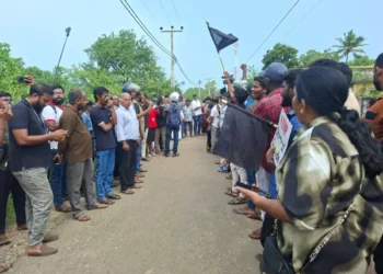 தையிட்டி திஸ்ஸ விகாரை முன்பாக போராட்டத்திற்கு ஆதரவு தெரிவித்து யாழ்.பல்கலைகழக மாணவர்களும் பங்கேற்பு!